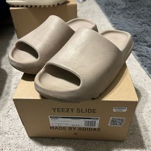 Yeezy slide (Size 9M)
